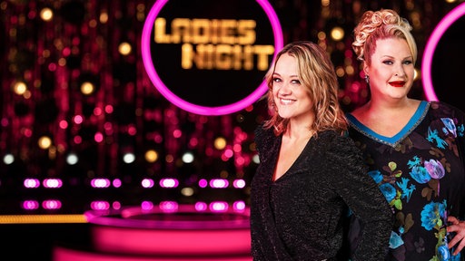 Lisa Feller und Daphne de Luxe posieren auf der Ladies Night-Bühne, vor dem Ladis Night-Logo