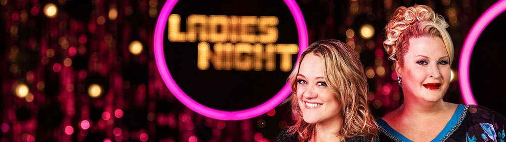 Lisa Feller und Daphne de Luxe posieren auf der Ladies Night-Bühne, vor dem Ladis Night-Logo