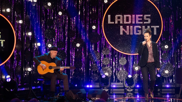 Mit dabei: Mit dabei: Nessi Tausendschön performt auf der Ladies Night Bühne mit Begleitung William Mackenzie am Klavier.