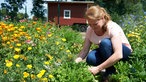 Andrea Strothlüke im Garten. 