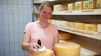 Andrea Strothlüke behandelt einen Käse. 