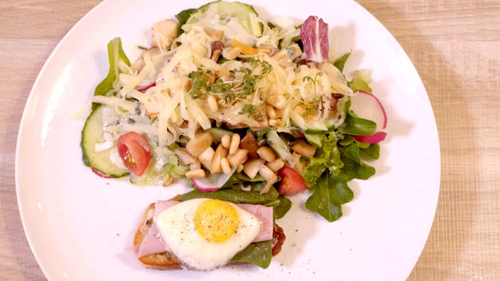 Andreas Vorspeise: Salat mit „Strammen Mäxchen“ vom Wachtelei.