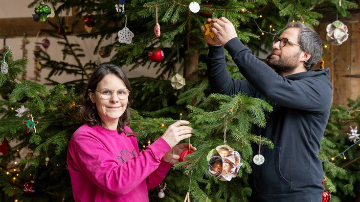 Anja Pötting schmückt mit ihrem Mann Marius den Weihnachtsbaum.