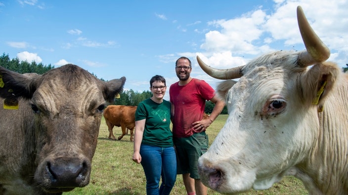 Anja Pötting und ihr Mann Marius auf der Kuhweide. 