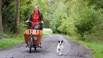  Annika Ahlers its mit dem Lastenfahrrad und Hund Ella unterwegs. 