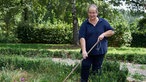 Astrid Gerdes in ihrem Garten. 