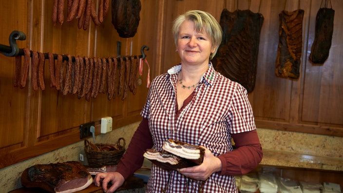 Brigitte Müllerleile mit einem Schwarzwälder Schinken in der Hand. 