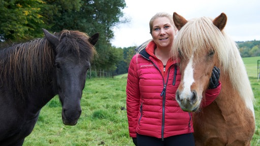 Britta Hassel  mit Islandpferden. 