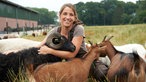 Carina Bürgers mit Eseln und Ziegen. 