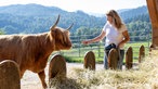 Christine Baumann mit einem Hochlandrind.