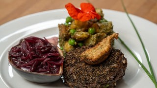 „Wilde Pflanzerl“ aus Hirschhackfleisch, Kartoffelsalat mit Pesto von Christine Huber