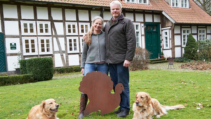 Iris Haver Rassfeld mit ihrem Mann vor dem Meierhof.