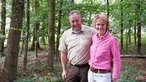 Barbara Hillejan mit ihrem Mann im Wald.