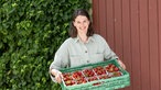  Inga Flachmeier mit einer Kiste voller Erdbeeren.