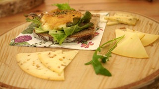 Brat-Mozza auf Brot und Käseplatte.