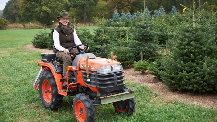 Katharina Püning auf dem Traktor.