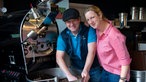 Katrin Nowicki-Heßmann mit MAnn Christian in der Kaffee-Rösterei 