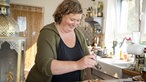 Anja Wolff in der Küche beim Kochen. 