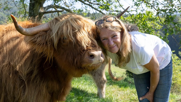 Christine Baumann mit einem Hochlandrind.