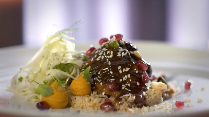 Lammhaxe mit Couscous, Kichererbsencreme und Fenchelsalat