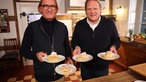 Frank Buchholz und Björn Freitag mit dem Dessert. 