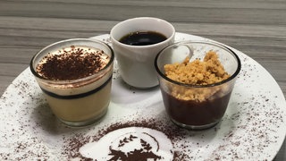 Mousse mit Lupinenkaffee-Karamell, dazu Zwetschgenmus 