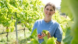 Lisa Schäfer im Weinberg