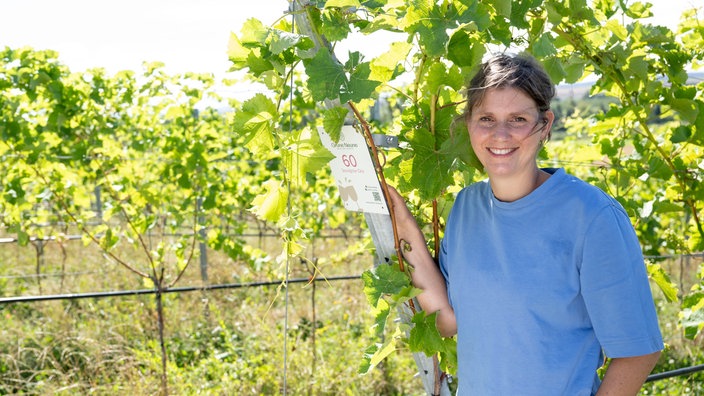 Lisa Schäfer im Weinberg