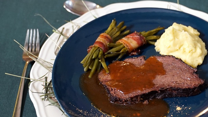 Wagyu-Heubraten mit Wasabi-Kartoffelpüree und Bohnen im Speckmantel