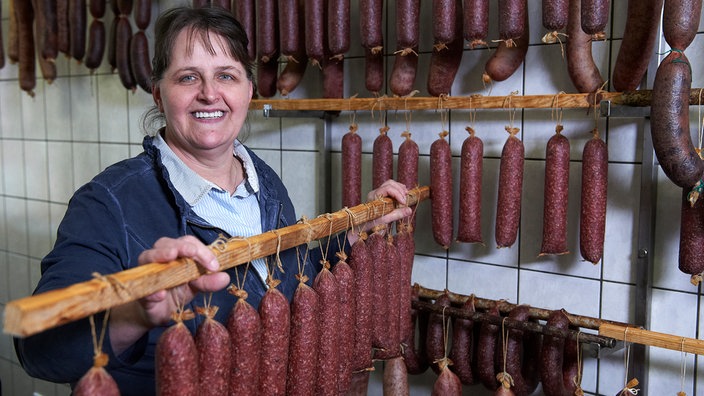 Martina in Metzgerei mit handgemachten Würsten