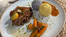 Pulled Beef mit Kartoffelknödeln und glasierten Möhrchen