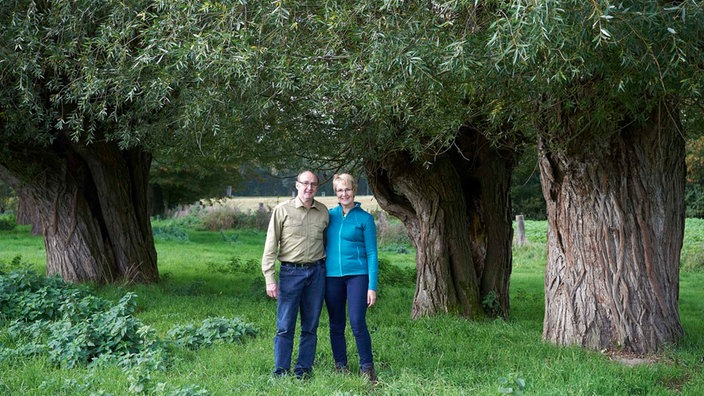 Veronika und Gerhard unter einem Baum.