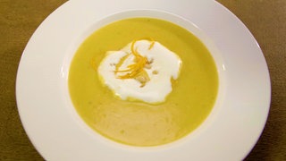 Kartoffelcremesuppe mit Orangen und würzigen Pinienkernen von Sabine Klemme.