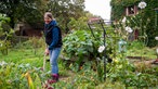 Sonja Girndt bei Gartenarbeit