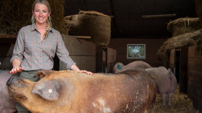 Theresa Cossmann mit Zuchtbulle im Stall