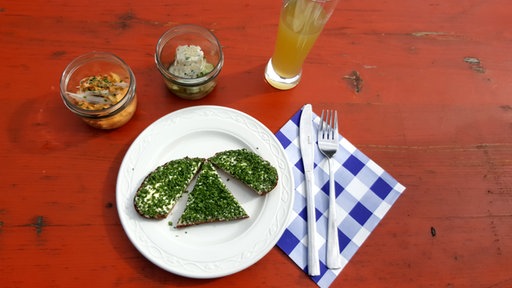 Trebernbrot mit Fisch-Tartar, Obazda und Hopfen-Limonade