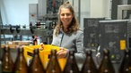 Victoria Schubert-Rapp trägt Bierkasten