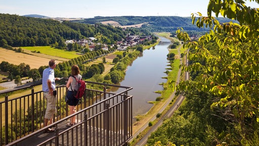 Paar blickt vom Skywalk auf die Weser