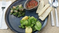 Bohnensalat mit geschmorter Birne und Spargelsalat, Kartoffelsalat, Focaccia mit Ofentomaten-Koriander-Limettendip