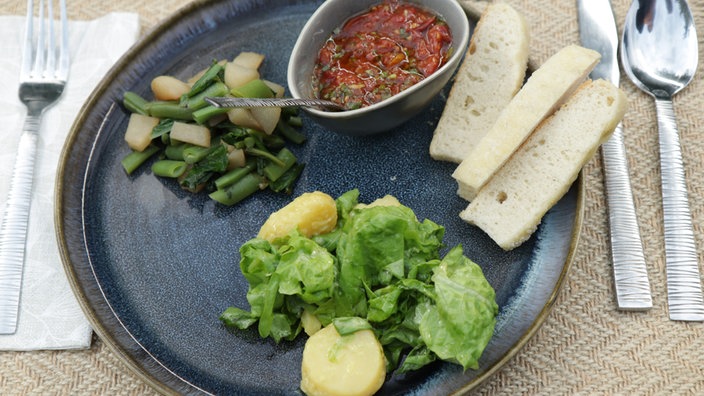 Bohnensalat mit geschmorter Birne und Spargelsalat, Kartoffelsalat, Focaccia mit Ofentomaten-Koriander-Limettendip