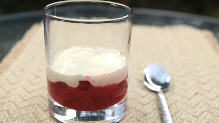 Marinierte Beeren der Saison mit Honig-Zabaione