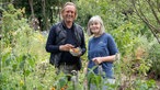 Frank Buchholz mit Monika Frank in deren Naturgarten.