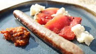 Lammbratwurst mit Bucheckern-Gewürzketchup,  Gegrillte Wassermelone mit Ziegenkäse  