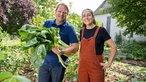 Björn Freitag mit Zaneta im Garten. 