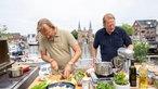 Frank Buchholz und Björn Freitag kochen an Bord. 