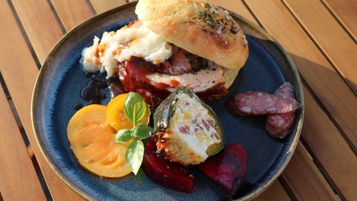 Tomaten-Focaccia, Kürbis gefüllt mit Räucher-Wurst, Porchetta mit Kohlrabi-Salat 