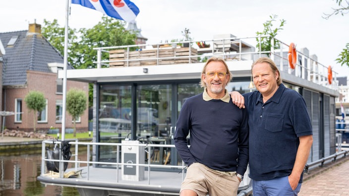 Frank Buchholz und Björn vor dem Hausboot. 