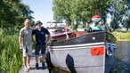 Frank Buchholz und Bert Dijkstra vor seinem Boot,