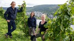 Frank Buchholz mit Rebecca Materne und Janina Schmitt im Weinberg. 