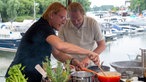 Frank Buchholz und  Björn Freitag kochen an Bord.